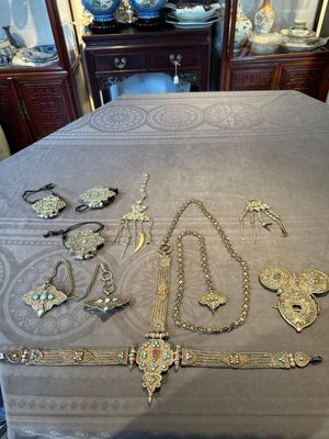 A varied collection of Himalayan accessories with turquoise and coral ornaments, Tibet and Bhutan, 19th C. — foto 1