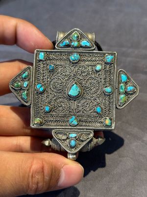 A varied collection of Himalayan accessories with turquoise and coral ornaments, Tibet and Bhutan, 19th C. — foto 2