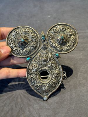 A varied collection of Himalayan accessories with turquoise and coral ornaments, Tibet and Bhutan, 19th C. — foto 23