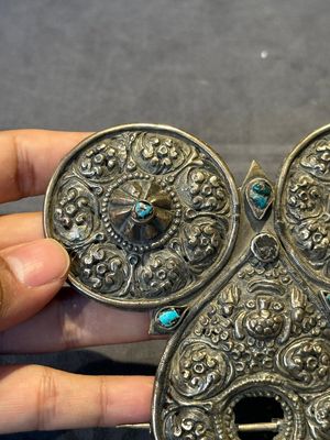 A varied collection of Himalayan accessories with turquoise and coral ornaments, Tibet and Bhutan, 19th C. — foto 24
