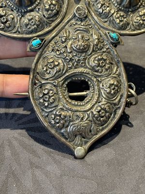 A varied collection of Himalayan accessories with turquoise and coral ornaments, Tibet and Bhutan, 19th C. — foto 26