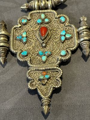 A varied collection of Himalayan accessories with turquoise and coral ornaments, Tibet and Bhutan, 19th C. — foto 31