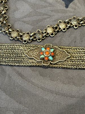 A varied collection of Himalayan accessories with turquoise and coral ornaments, Tibet and Bhutan, 19th C. — foto 33