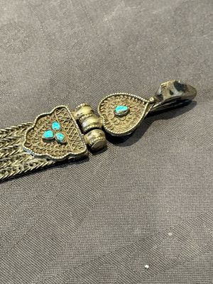 A varied collection of Himalayan accessories with turquoise and coral ornaments, Tibet and Bhutan, 19th C. — foto 37
