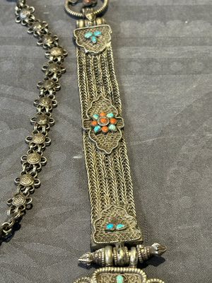A varied collection of Himalayan accessories with turquoise and coral ornaments, Tibet and Bhutan, 19th C. — foto 38