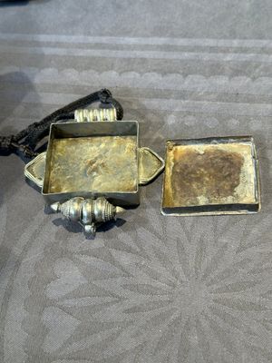 A varied collection of Himalayan accessories with turquoise and coral ornaments, Tibet and Bhutan, 19th C. — foto 5