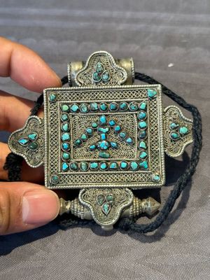 A varied collection of Himalayan accessories with turquoise and coral ornaments, Tibet and Bhutan, 19th C. — foto 6
