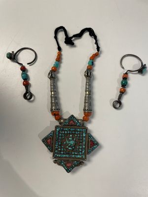 A varied collection of Himalayan accessories with turquoise ornaments, Tibet, 19th C. — foto 1