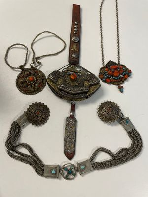 A varied collection of Himalayan accessories with turquoise ornaments, Tibet, 19th C. — foto 3