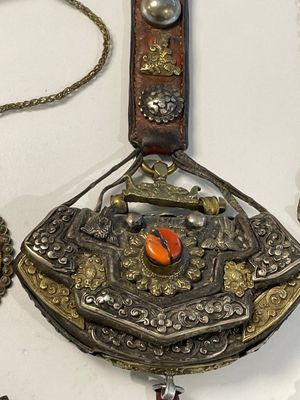 A varied collection of Himalayan accessories with turquoise ornaments, Tibet, 19th C. — foto 7