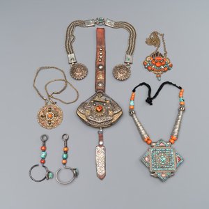 A varied collection of Himalayan accessories with turquoise ornaments, Tibet, 19th C. — foto 1