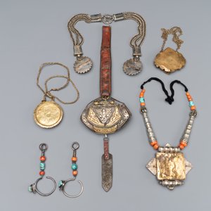 A varied collection of Himalayan accessories with turquoise ornaments, Tibet, 19th C. — foto 2