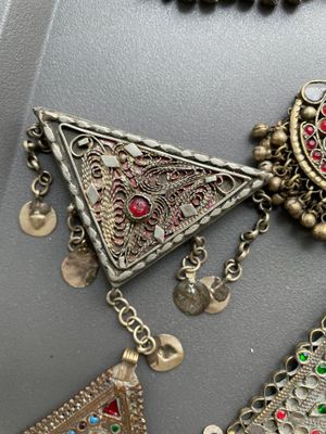 A varied collection of jewellery and accessories, Afghanistan, India, Pakistan, and Yemen, 19th C. — photo 11