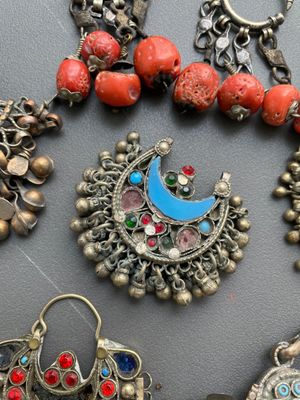 A varied collection of jewellery and accessories, Afghanistan, India, Pakistan, and Yemen, 19th C. — photo 12