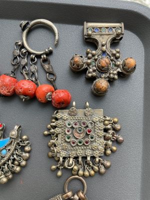 A varied collection of jewellery and accessories, Afghanistan, India, Pakistan, and Yemen, 19th C. — photo 13