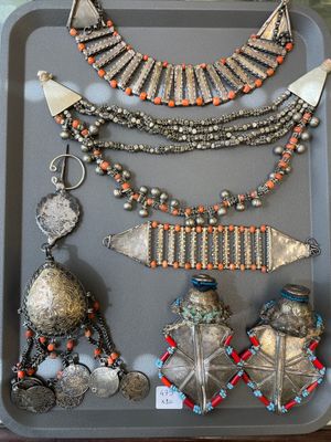 A varied collection of jewellery and accessories, Afghanistan, India, Pakistan, and Yemen, 19th C. — photo 4