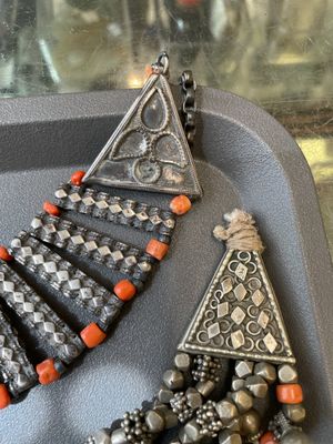 A varied collection of jewellery and accessories, Afghanistan, India, Pakistan, and Yemen, 19th C. — photo 5