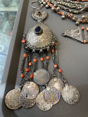 A varied collection of jewellery and accessories, Afghanistan, India, Pakistan, and Yemen, 19th C. — photo 6