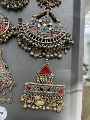 A varied collection of jewellery and accessories, Afghanistan, India, Pakistan, and Yemen, 19th C. — photo 8