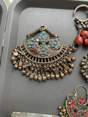 A varied collection of jewellery and accessories, Afghanistan, India, Pakistan, and Yemen, 19th C. — photo 9