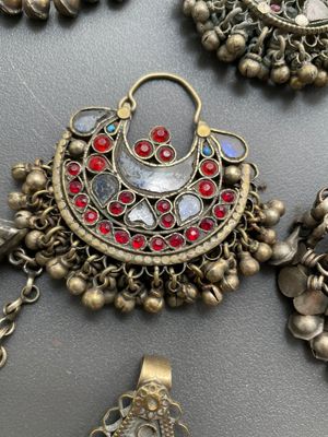 A varied collection of jewellery and accessories, Afghanistan, India, Pakistan, and Yemen, 19th C. — photo 10