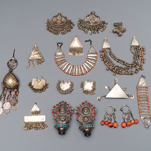 A varied collection of jewellery and accessories, Afghanistan, India, Pakistan, and Yemen, 19th C. — photo 1