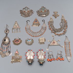 A varied collection of jewellery and accessories, Afghanistan, India, Pakistan, and Yemen, 19th C. — photo 2