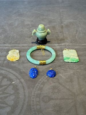 A varied collection of jewellery in jade and lapis lazuli, including gold mounts, China, 19/20th C. — foto 1