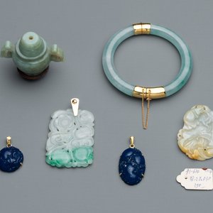A varied collection of jewellery in jade and lapis lazuli, including gold mounts, China, 19/20th C. — foto 1