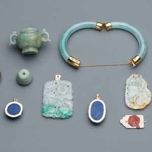 A varied collection of jewellery in jade and lapis lazuli, including gold mounts, China, 19/20th C. — foto 2
