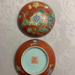 A varied collection of monochrome Chinese porcelain, 19/20th C. — photo 17