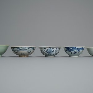A varied collection of mostly blue and white Chinese porcelain, Ming and later — 照片 11