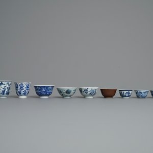 A varied collection of mostly blue and white Chinese porcelain, Ming and later — 照片 13