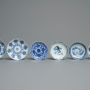A varied collection of mostly blue and white Chinese porcelain, Ming and later — 照片 4
