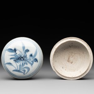 A varied collection of nine Chinese blue and white wares, Ming and later — photo 14