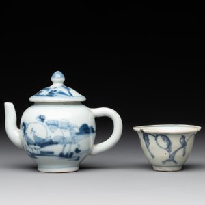 A varied collection of nine Chinese blue and white wares, Ming and later — photo 8