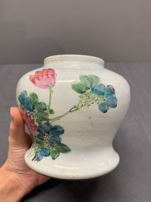 A varied collection of nine Chinese famille rose wares, 19/20th C. — photo 3