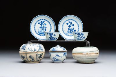A varied collection of seven Chinese and Japanese blue and white wares, 16/18th C.