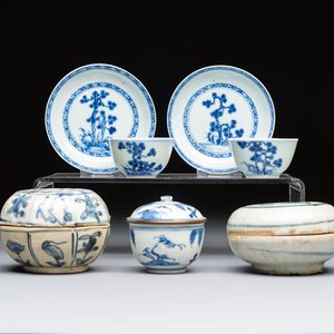 A varied collection of seven Chinese and Japanese blue and white wares, 16/18th C. — foto 1