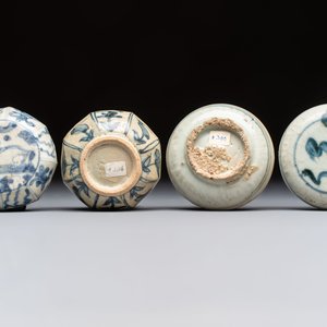 A varied collection of seven Chinese and Japanese blue and white wares, 16/18th C. — foto 4