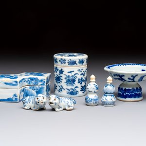 A varied collection of seven Chinese blue and white wares, Chenghua marks, 19th C. — photo 1