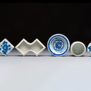 A varied collection of seven Chinese blue and white wares, Chenghua marks, 19th C. — photo 12