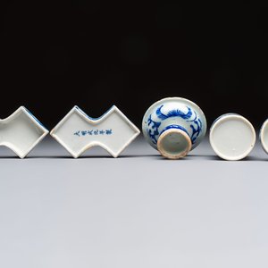 A varied collection of seven Chinese blue and white wares, Chenghua marks, 19th C. — photo 13