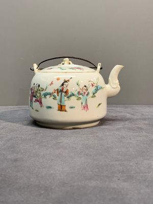 A varied collection of seven Chinese famille rose, verte and monochrome wares, 19th C. — photo 1