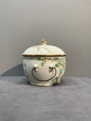 A varied collection of seven Chinese famille rose, verte and monochrome wares, 19th C. — photo 14