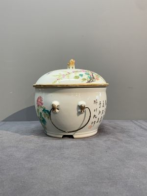 A varied collection of seven Chinese famille rose, verte and monochrome wares, 19th C. — photo 16