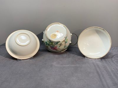 A varied collection of seven Chinese famille rose, verte and monochrome wares, 19th C. — photo 18