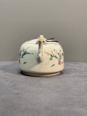 A varied collection of seven Chinese famille rose, verte and monochrome wares, 19th C. — photo 2