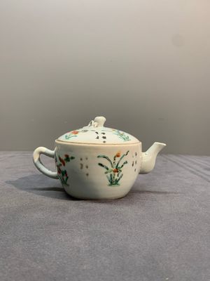 A varied collection of seven Chinese famille rose, verte and monochrome wares, 19th C. — photo 23