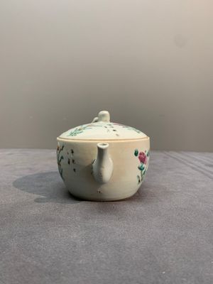 A varied collection of seven Chinese famille rose, verte and monochrome wares, 19th C. — photo 24